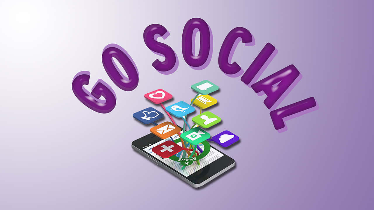 Social Media Logos 桌布 壁紙 — 一部智慧型手機在柔和的紫色漸變背景下，於粗體3D文字「GO SOCIAL」下方爆出色彩繽紛的社交媒體圖示。