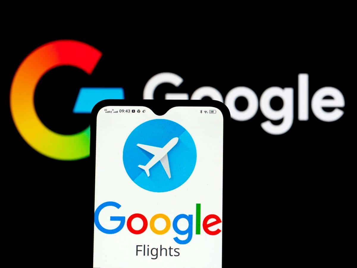 google 桌布 壁紙 — 一部智慧型手機在模糊的Google標誌背景上顯示Google Flights應用程式圖示。