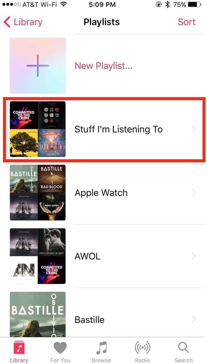 Playlist 桌布 壁紙 — 一部智慧型手機螢幕顯示名為「Stuff I'm Listening To」的音樂應用程式播放清單，並附有專輯藝術縮圖。