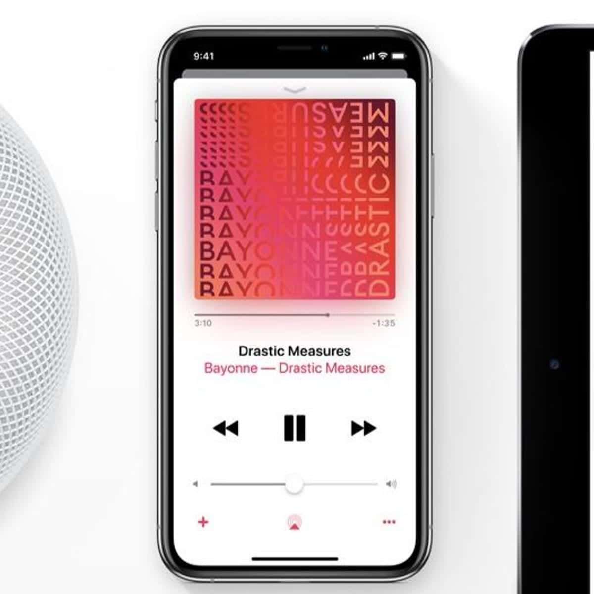音樂 桌布 壁紙 — 一部智慧型手機顯示Bayonne的「Drastic Measures」充滿活力的紅色漸層專輯藝術，旁邊是一個智慧喇叭和平板電腦，放在乾淨的白色表面上。