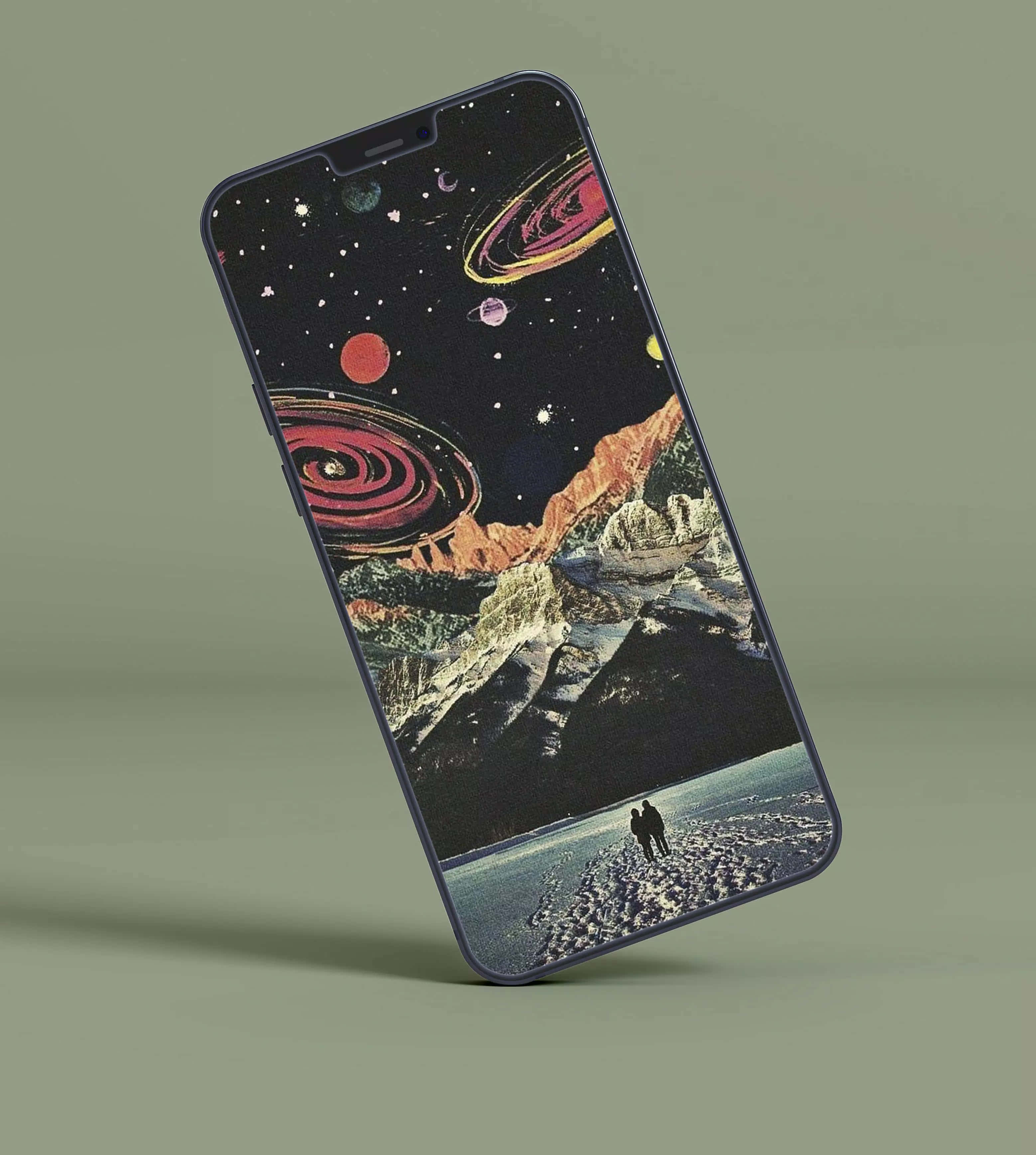 Retro Futurism 桌布 壁紙 — 一部智慧型手機顯示一個超現實的宇宙行星和山脈桌布，兩個剪影在星空下的海灘上行走。