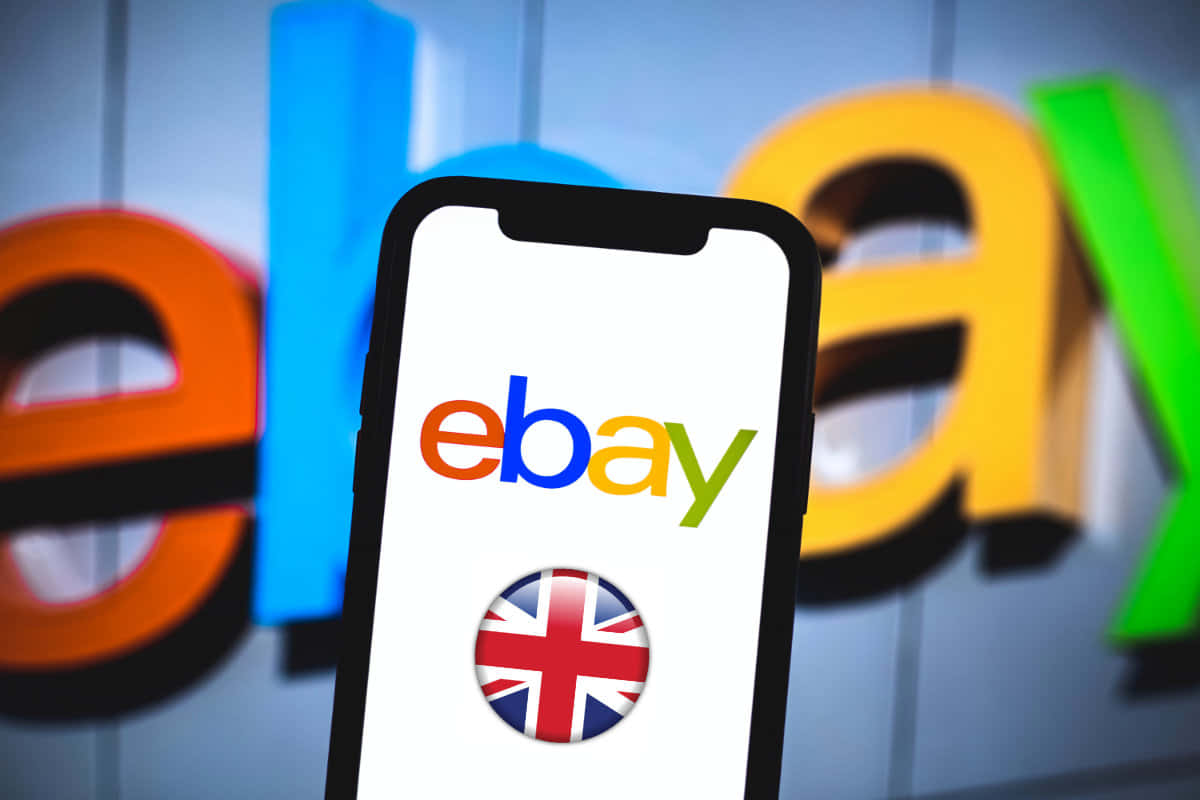 彩色動圖 桌布 壁紙 — 一部智慧型手機顯示帶有英國國旗圖示的eBay應用程式，放在色彩繽紛的模糊eBay標誌背景前。