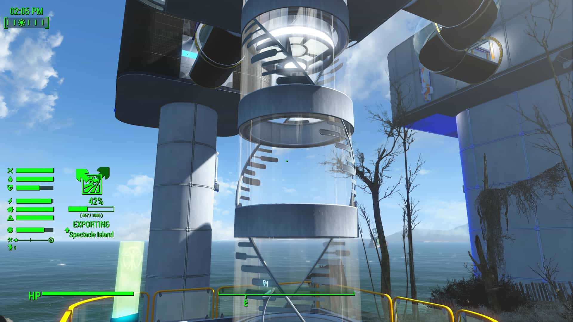 Fallout 4 Institute 桌布 壁紙 — 一部未來風格的玻璃電梯沿著金屬塔上升，背景是明亮的藍天，下方有海洋和光禿的樹木。