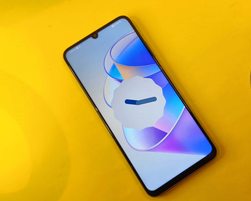 Device 桌布 壁紙 — 一部現代智慧型手機，帶有充滿活力的藍色和紫色抽象桌布，對角線放置在明亮的黃色表面上。