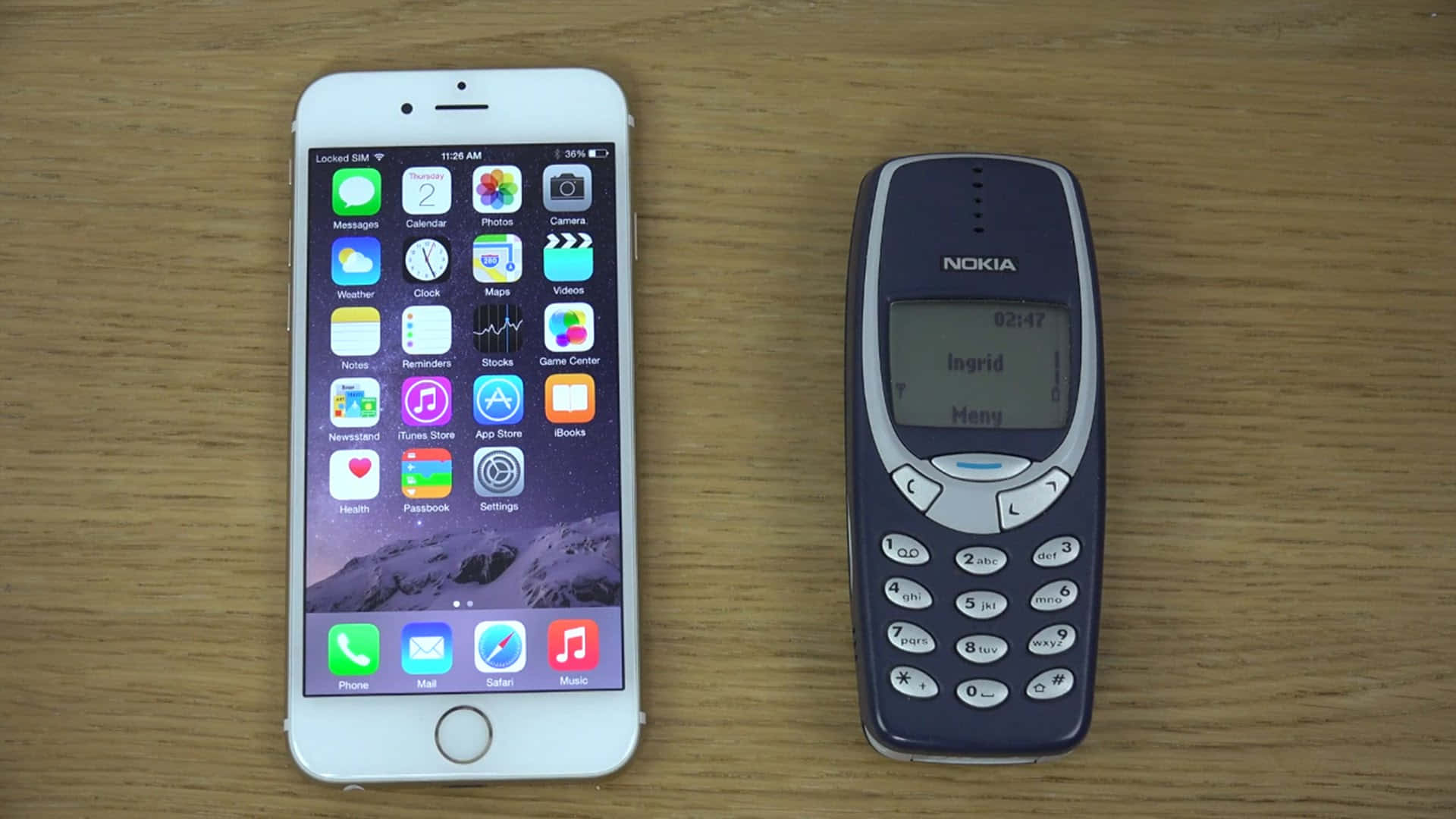 手機 桌布 壁紙 — 一部現代白色iPhone與經典藍色Nokia電話並排放置在木桌上，展示科技演變。