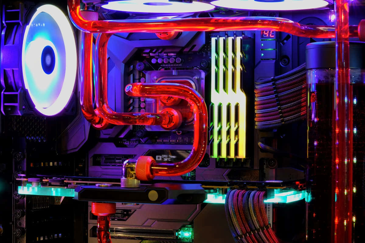 Gaming Pc Setup 桌布 壁紙 — 一部發光的自訂PC，配備紅色液體冷卻管和鮮豔的RGB燈光，照亮內部組件。