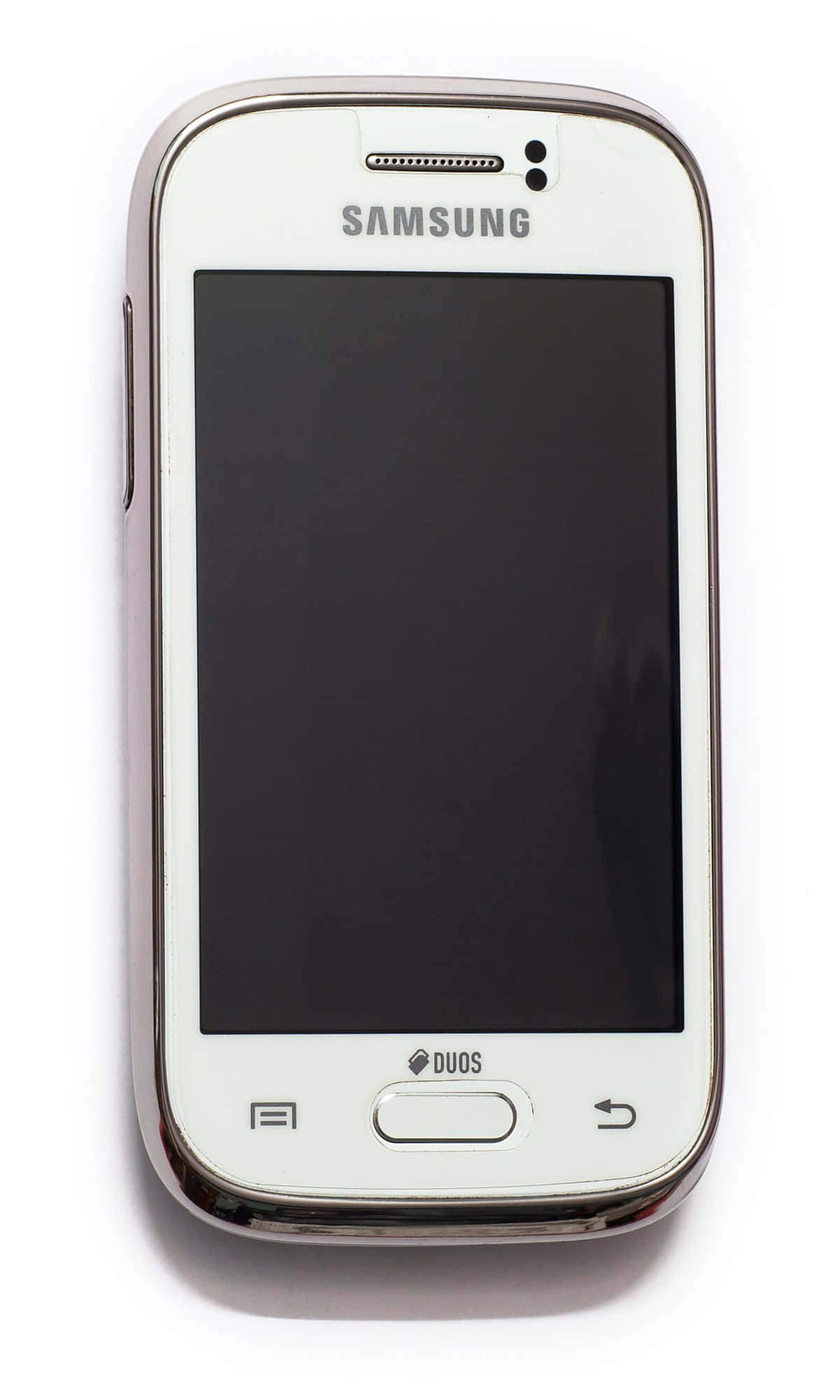 三星 桌布 壁紙 — 一部白色 Samsung Duos 智慧型手機，帶有銀色邊框和實體按鍵，直立於純白色背景上。