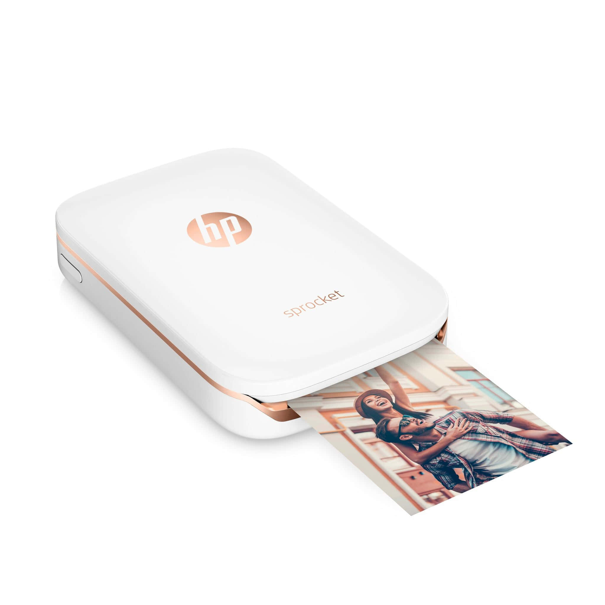 HP 桌布 壁紙 — 一部白色HP Sprocket即時印表機彈出一張充滿活力的照片，照片中兩人在陽光普照的建築物外牆前擁抱。