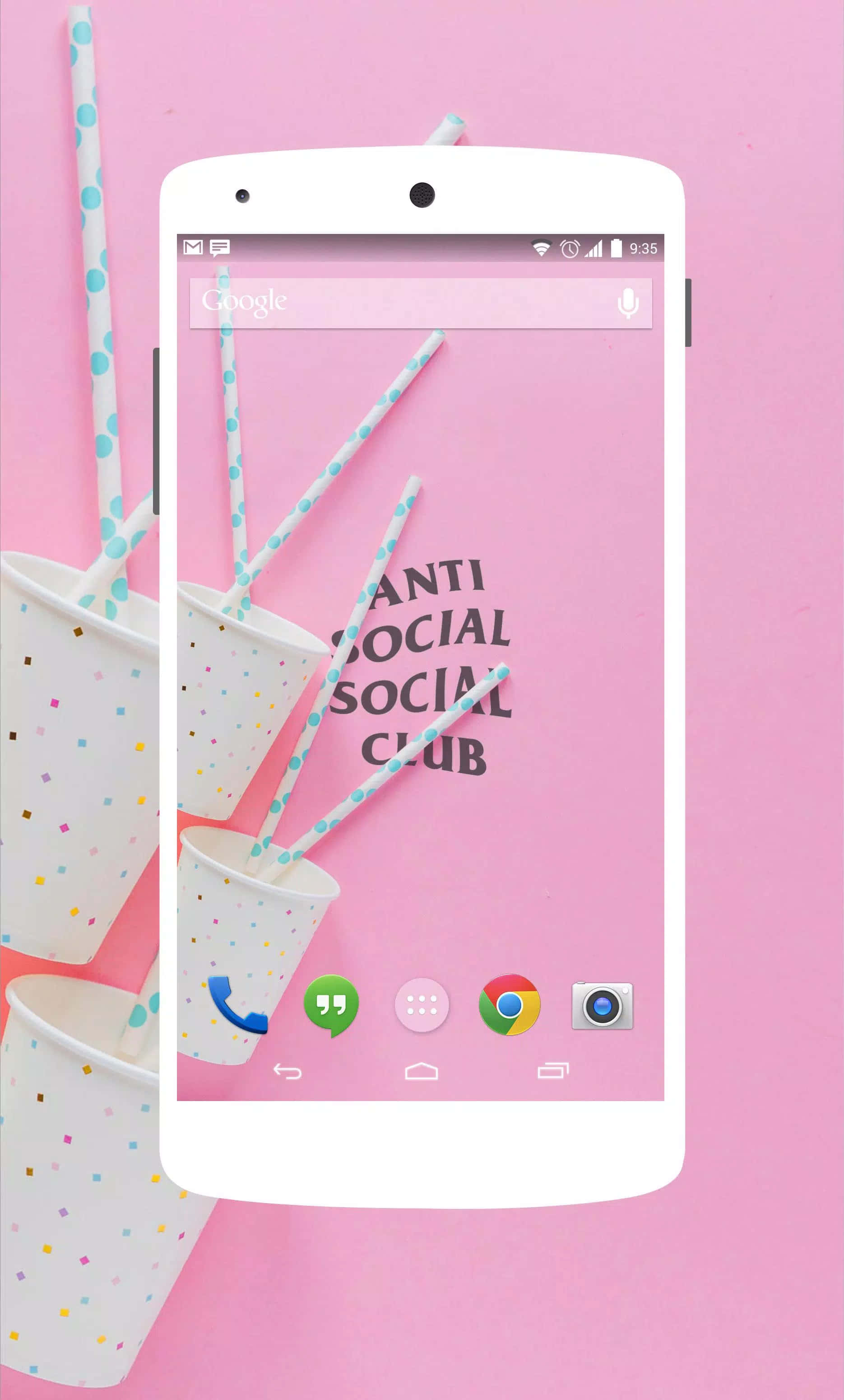 Anti Social Club iPhone 桌布 壁紙 — 一部白色智慧型手機顯示「ANTI SOCIAL SOCIAL CLUB」的桌布，背景為粉紅色，配有圓點吸管和杯子。