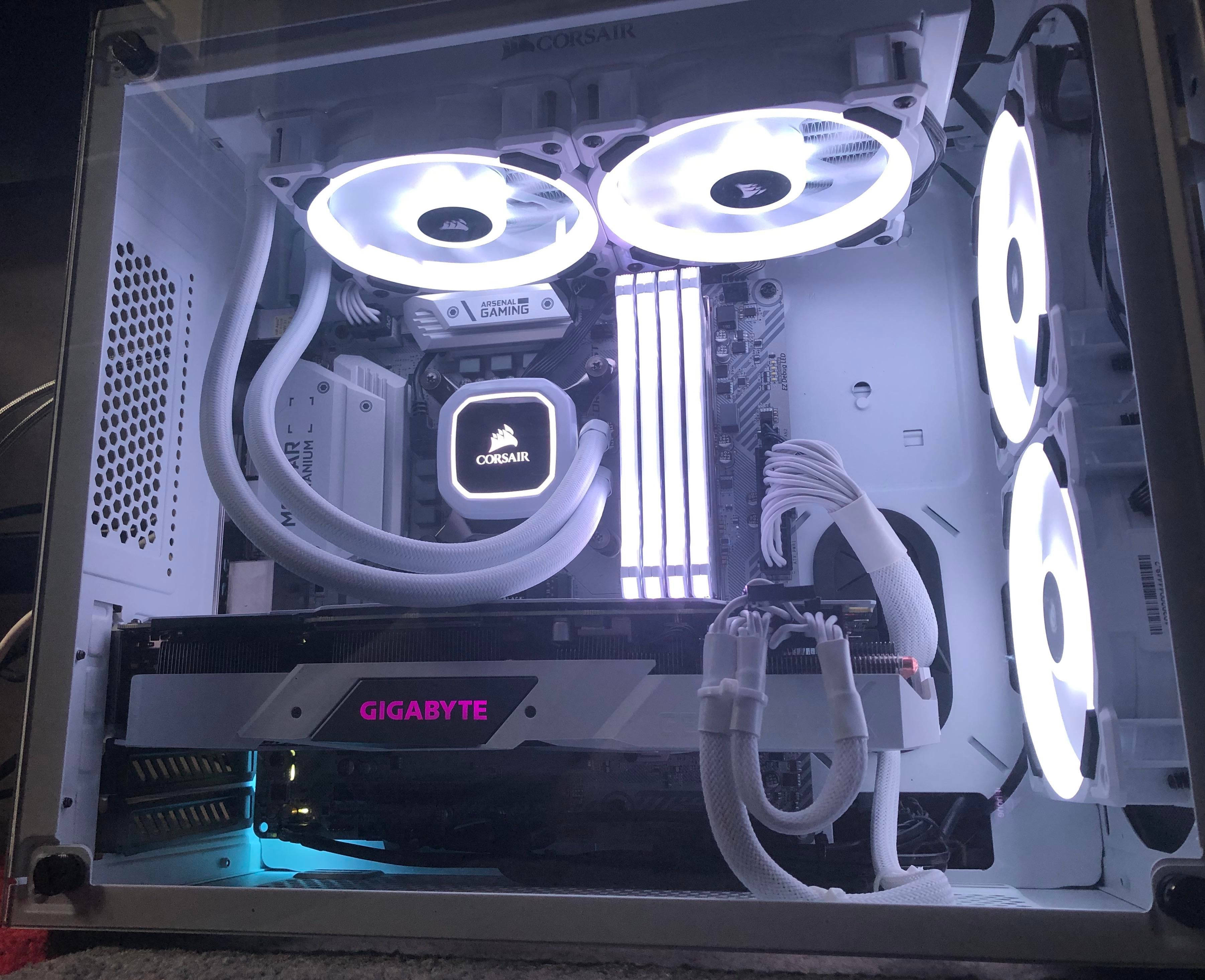 White Pc 桌布 壁紙 — 一部白色水冷遊戲電腦，配備發光風扇和RGB燈光，置於透明機殼內。