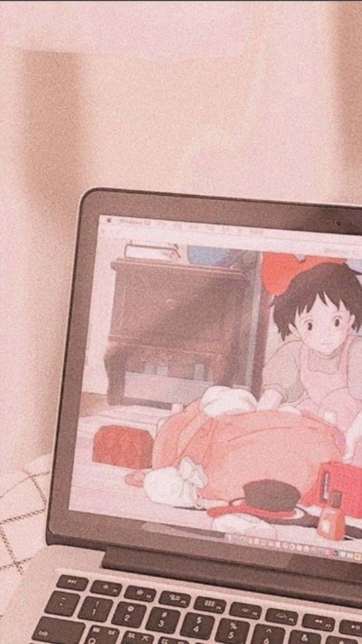 90 Anime Aesthetic 桌布 壁紙 — 一部筆記型電腦顯示一個動畫場景，一個深色頭髮的女孩坐在一個舒適的房間裡，旁邊有一個紅色大袋子。