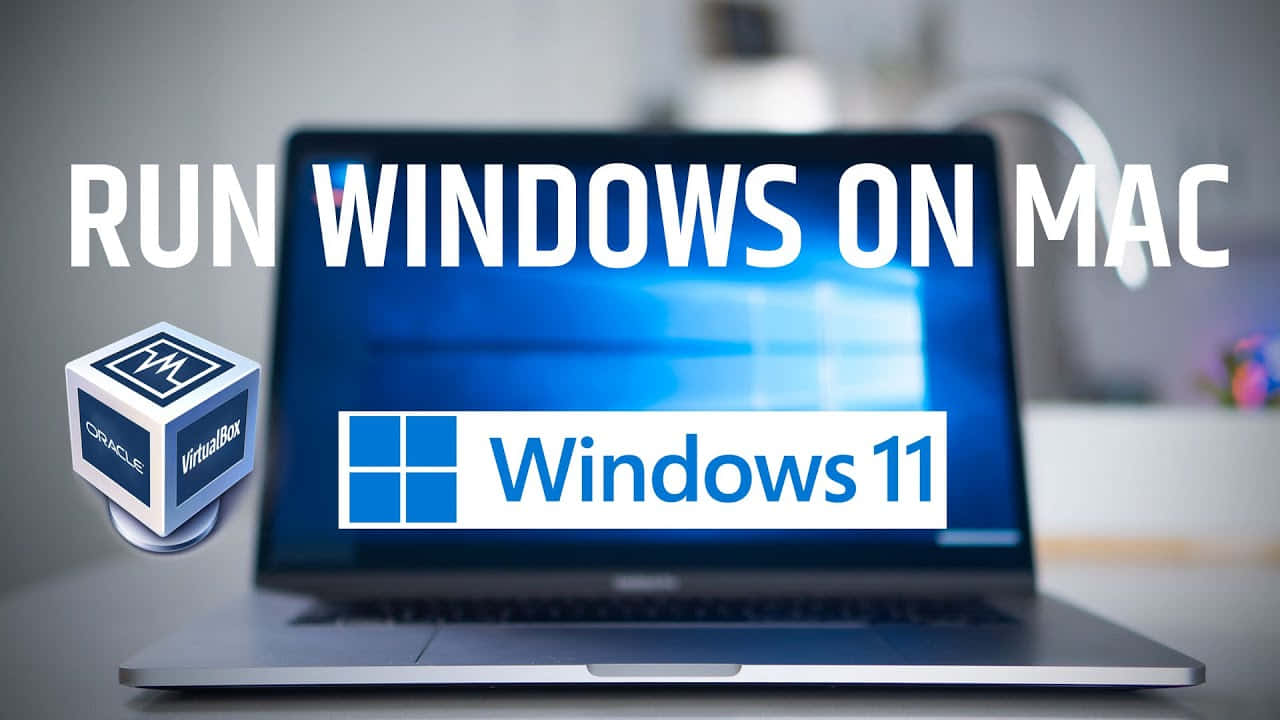 Windows 桌布 壁紙 — 一部筆記型電腦顯示在 VirtualBox 內執行的 Windows 11，並以粗體文字宣稱在 Mac 上執行 Windows。
