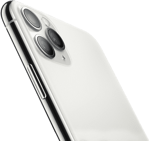 白色 iPhone 桌布 壁紙 — 一部純白色智慧型手機，配備三鏡頭相機，傾斜放置在純黑色背景前。