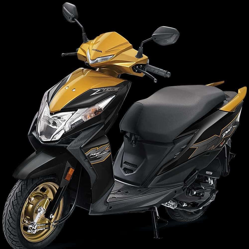 腳踏車 桌布 壁紙 — 一部線條銳利、帶有運動風格貼花的時尚金色和黑色本田機車，在純黑色背景前蓄勢待發。