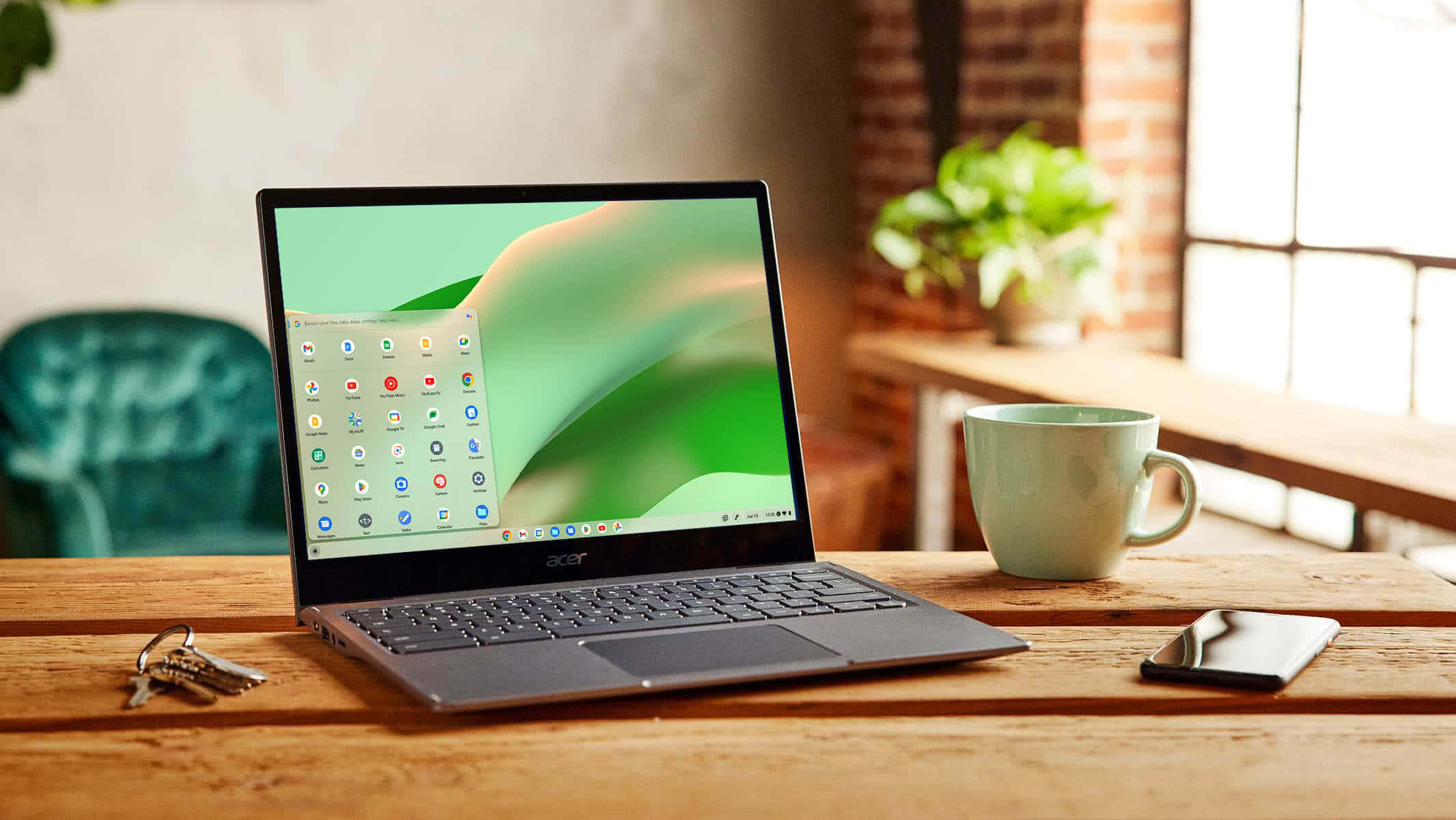 Chromebook 桌布 壁紙 — 一部纖薄筆記型電腦打開放在木桌上，旁邊有杯子、電話和鑰匙，窗戶透進柔和自然光。
