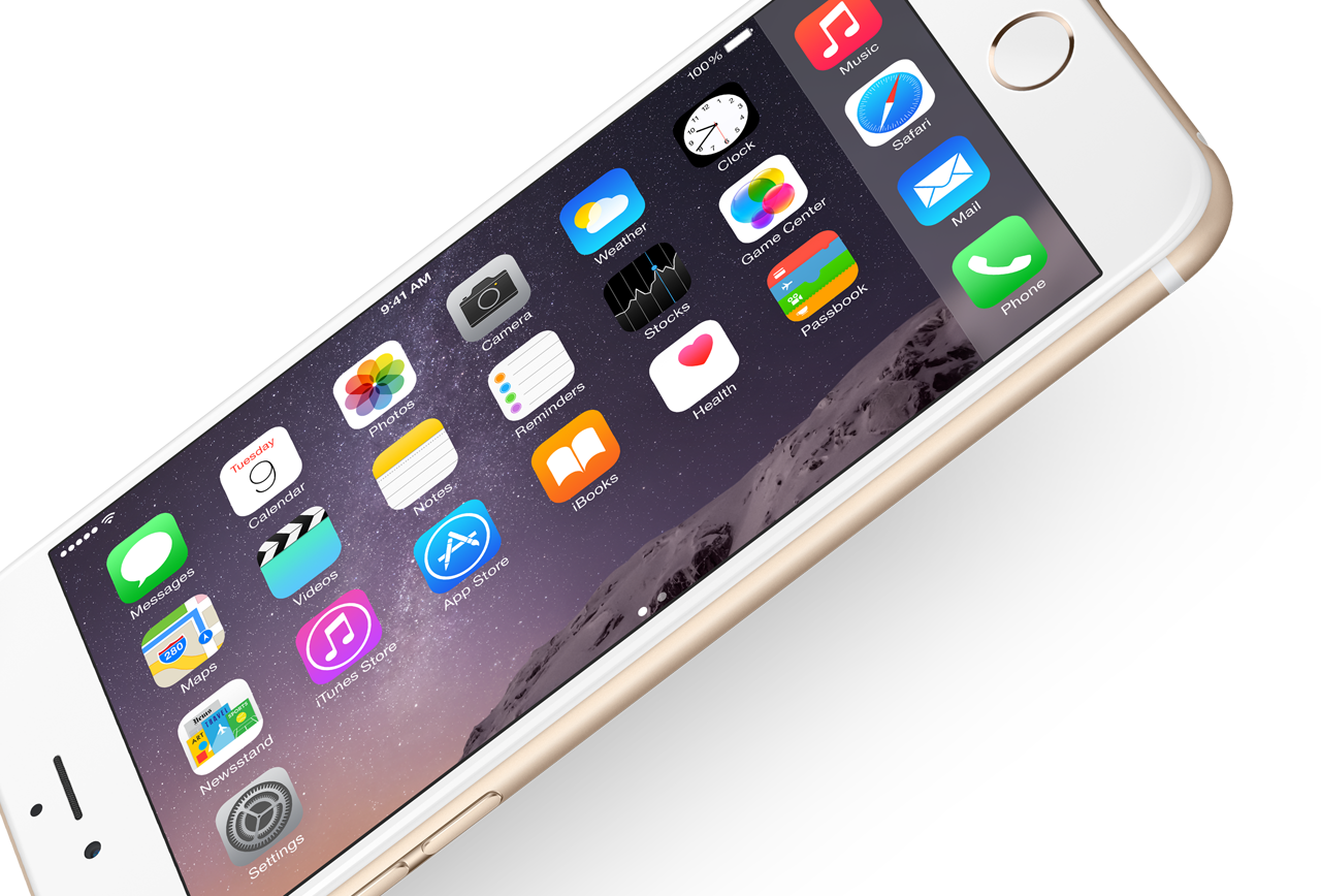Apple Mobile 桌布 壁紙 — 一部金色iPhone傾斜在黑色背景上，顯示充滿活力的iOS主螢幕，帶有應用程式圖標和山脈壁紙。