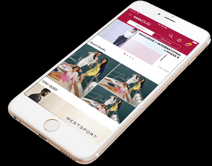 手機 桌布 壁紙 — 一部金色iPhone在黑色背景上顯示Tata Cliq應用程式，內容為時尚資訊。