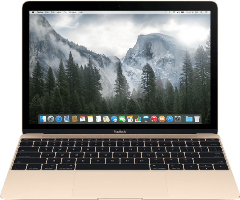 筆電 桌布 壁紙 — 一部金色MacBook螢幕上顯示霧氣繚繞的山景，有常青樹和多雲的天空。
