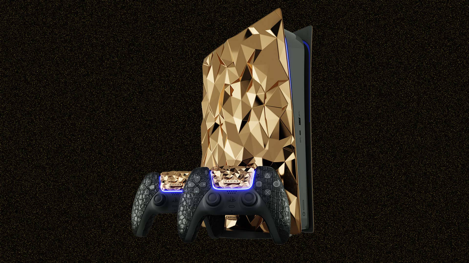 PS5 動態圖片 桌布 壁紙 — 一部金色幾何設計的PlayStation 5主機和兩個帶有藍色發光裝飾的控制器，矗立在深色紋理背景前。