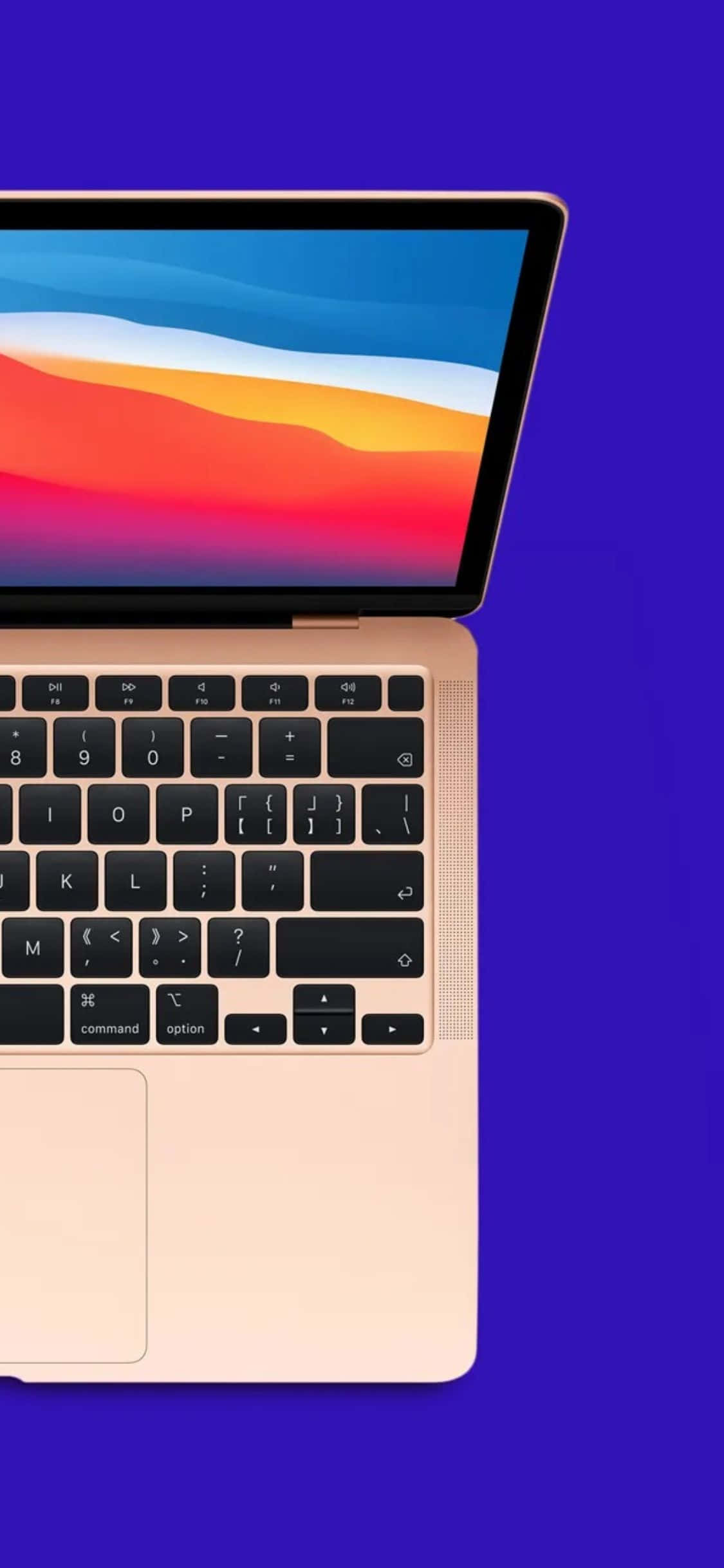 iPhone Xs Computer 桌布 壁紙 — 一部金色筆記型電腦帶有彩色抽象桌布，打開放在純紫色背景上。