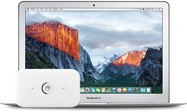 MacBook 動態圖片 桌布 壁紙 — 一部銀色 MacBook Air 顯示出充滿活力的山脈桌布，帶有橙色懸崖和多雲的天空，而前面放著一個白色華為路由器。