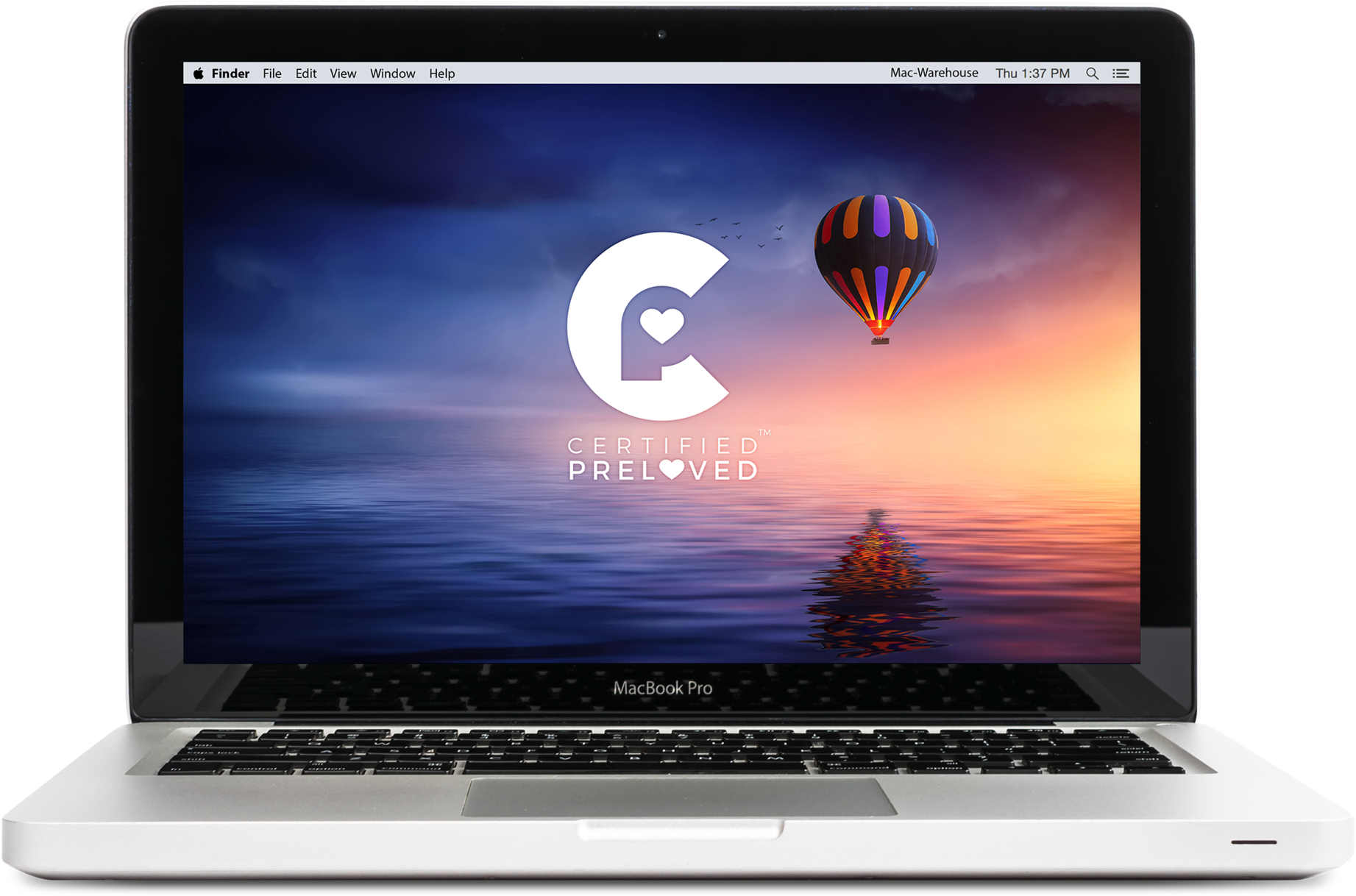 MacBook 動態圖片 桌布 壁紙 — 一部銀色 MacBook Pro 顯示日落桌布，上面有彩色熱氣球在水面上方和「Certified Preloved」標誌。