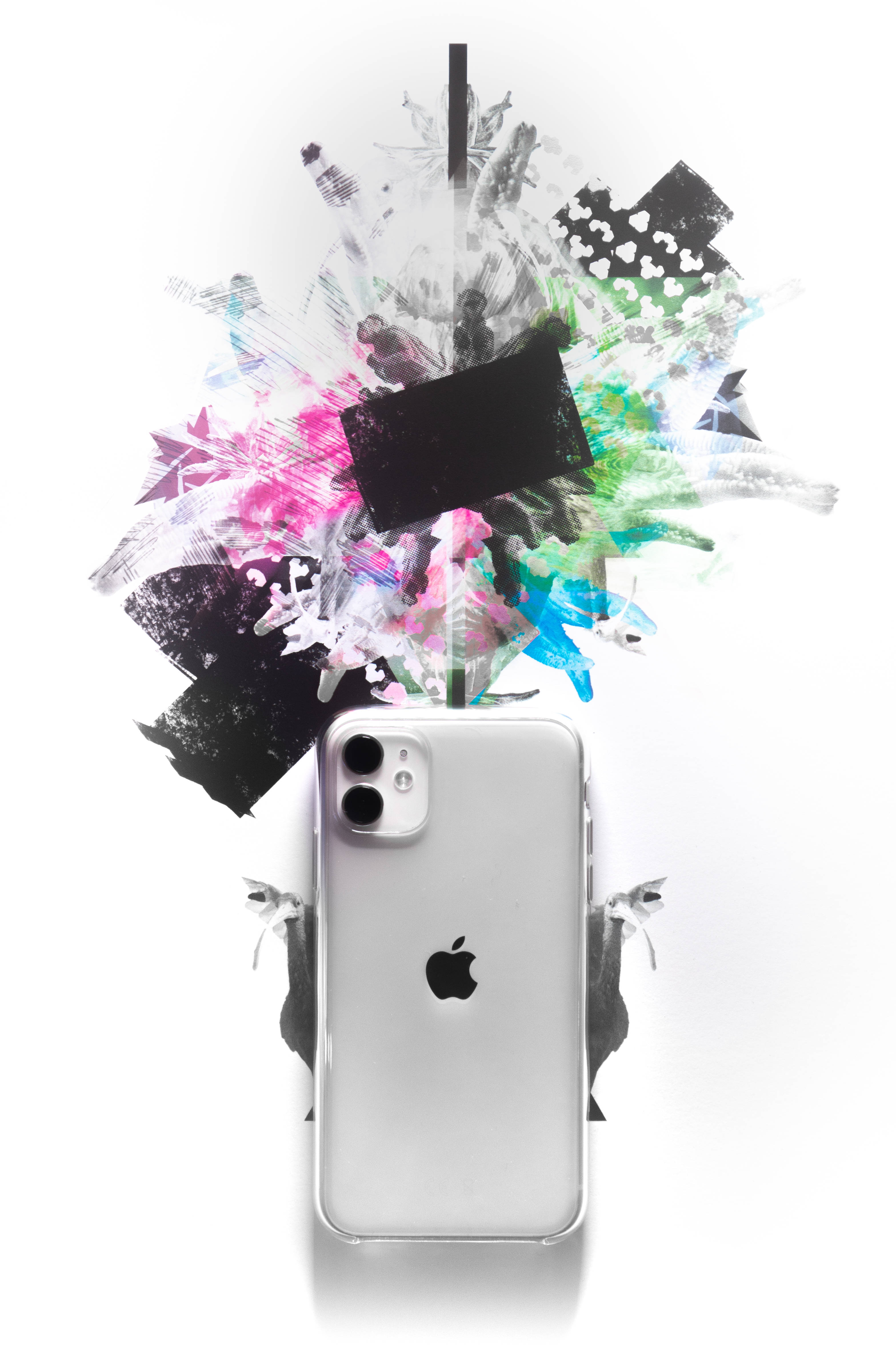 iPhone 11 桌布 壁紙 — 一部銀色iPhone 11配透明保護殼居中放置，鮮豔的抽象顏料飛濺從其頂部向上爆發。