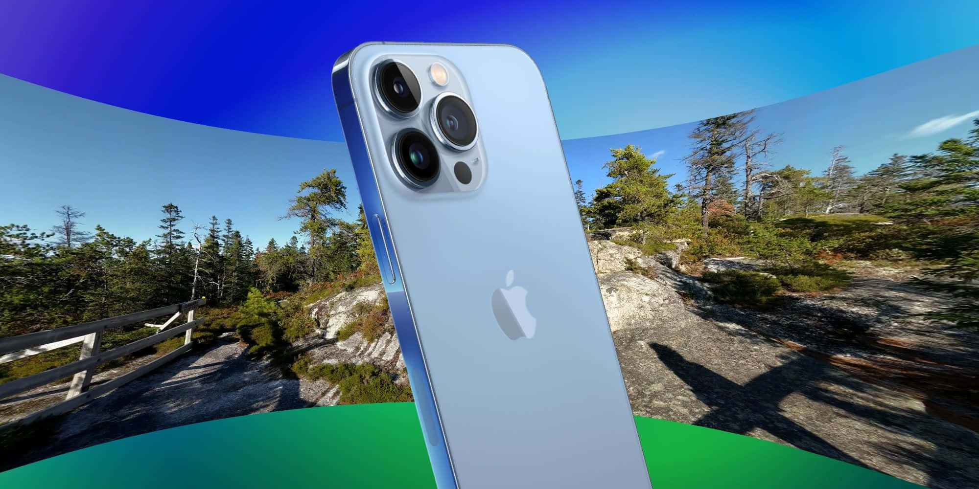 iPhone 桌布 壁紙 — 一部銀色iPhone 13 Pro配備三鏡頭，在充滿活力的藍綠色漸變背景上直立，背景中有陽光照射的森林小徑。