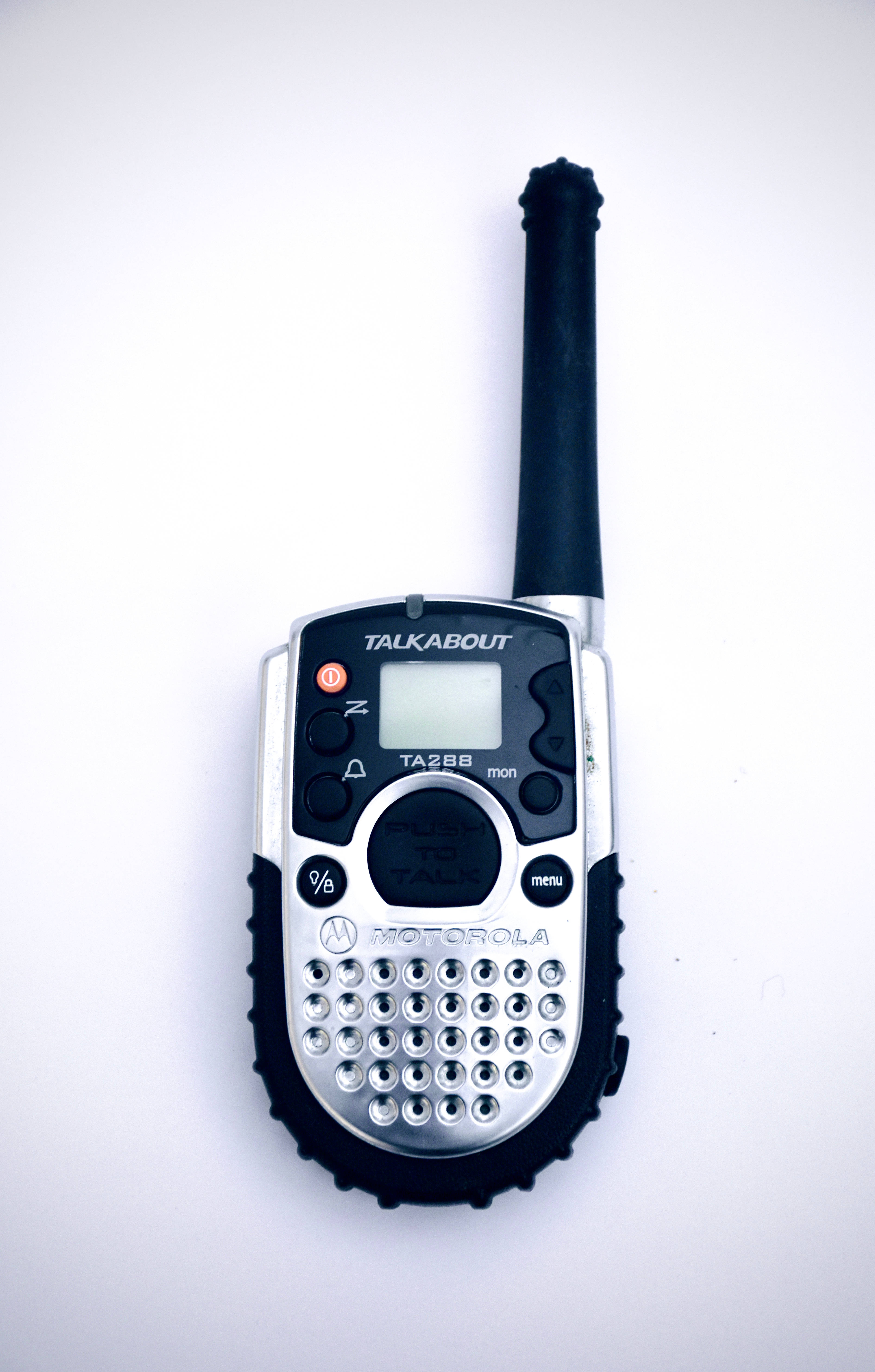 摩托羅拉 桌布 壁紙 — 一部銀色和黑色的Motorola TalkAbout TA288對講機連天線，置於純白色背景中央。