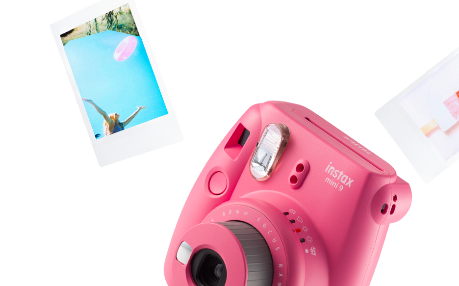 相機 桌布 壁紙 — 一部鮮豔的粉紅色Instax Mini 9相機，周圍漂浮著即時照片，背景為純白色。