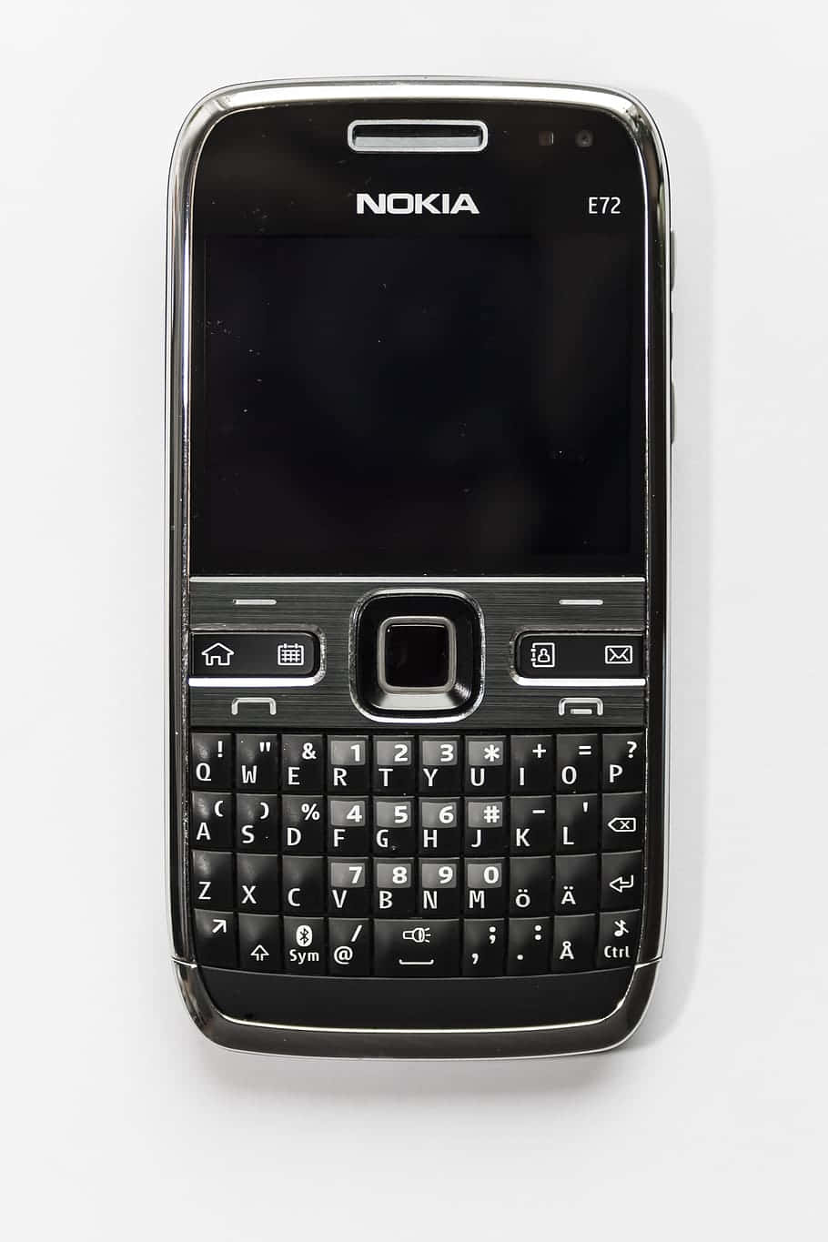諾基亞 桌布 壁紙 — 一部黑色 Nokia E72 智慧型手機，配備實體 QWERTY 鍵盤和銀色飾邊，居中放置在純白色背景上。