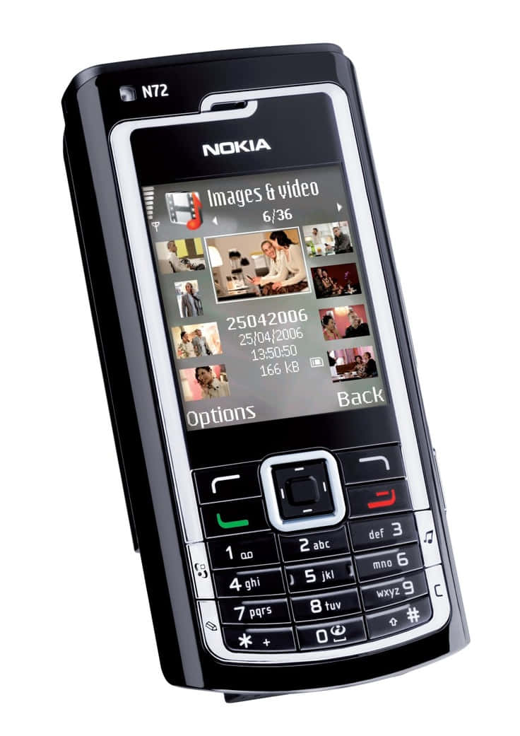 手機 桌布 壁紙 — 一部黑色 Nokia N72 手機在乾淨的白色背景上顯示帶有日期縮圖的相片庫。