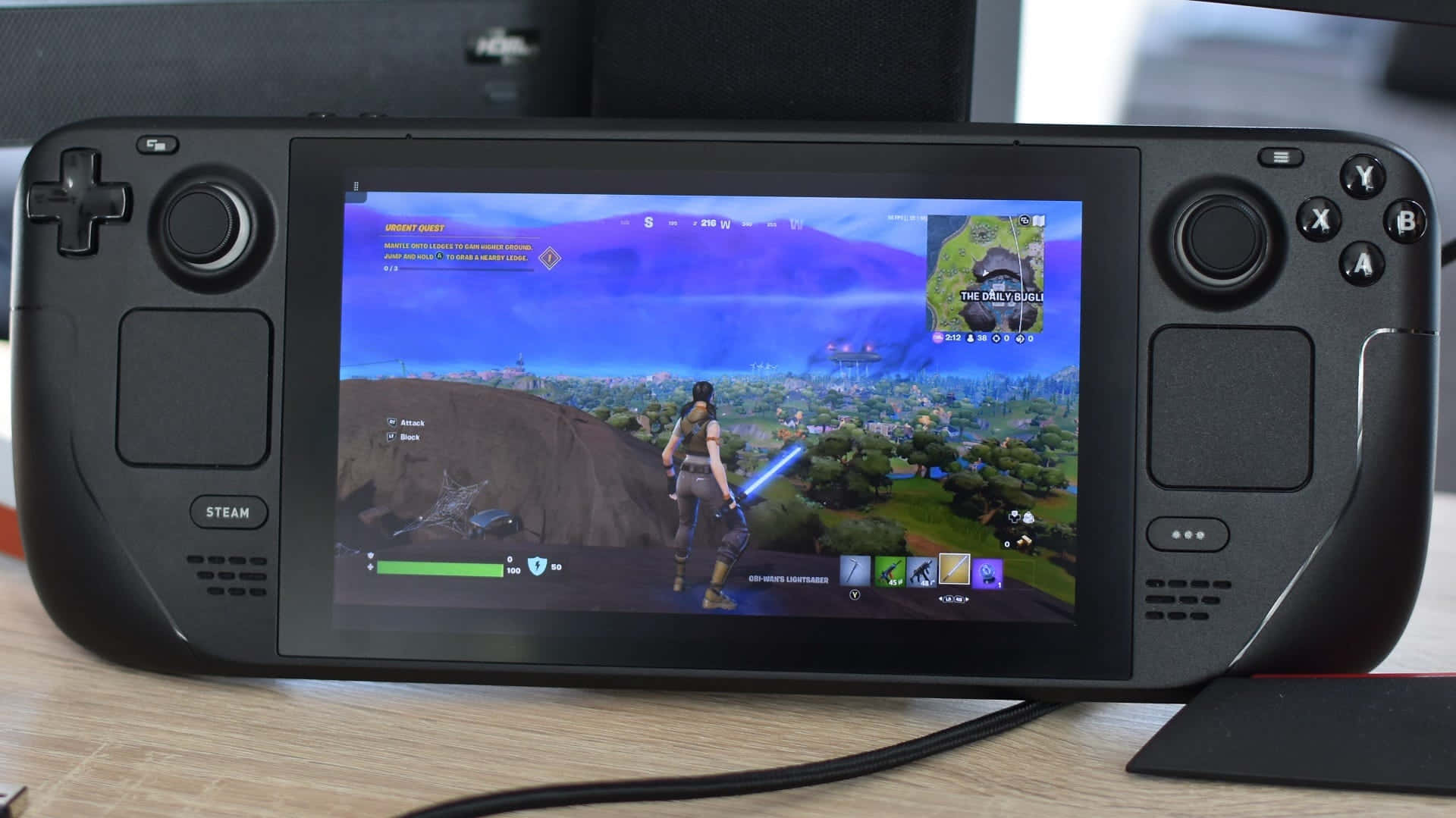 Console Game 桌布 壁紙 — 一部黑色 Steam Deck 手提遊戲機顯示《Fortnite》大逃殺場景，玩家角色在充滿活力的景觀上方揮舞著發光的劍。