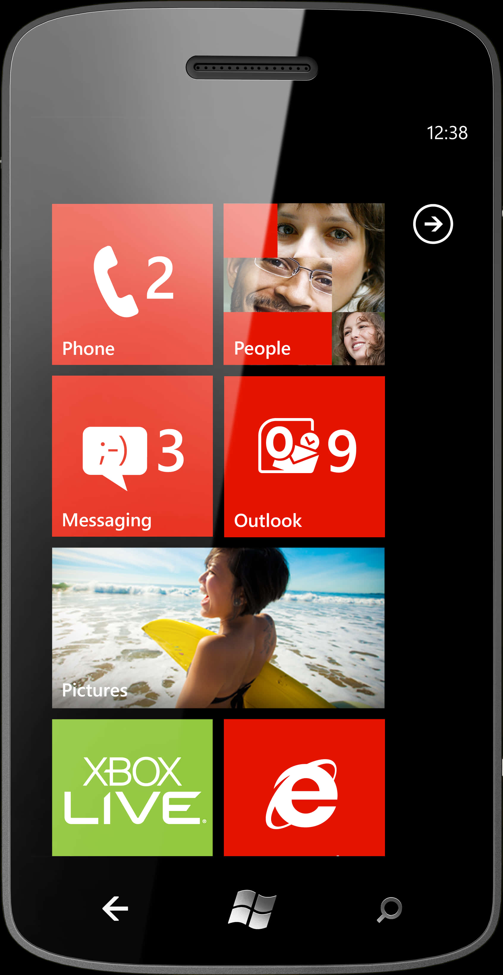 安卓手機 桌布 壁紙 — 一部黑色智慧型手機顯示Windows Phone 8主畫面，帶有紅色動態磚，包括電話、訊息、Outlook、聯絡人，以及一張海灘照片動態磚。
