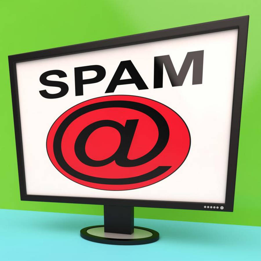 Email 桌布 壁紙 — 一部黑色電腦顯示器在白色螢幕上顯示粗體黑色字母SPAM，位於帶有黑色@符號的紅色橢圓形上方，背景是鮮綠色牆壁和淺藍色地板。