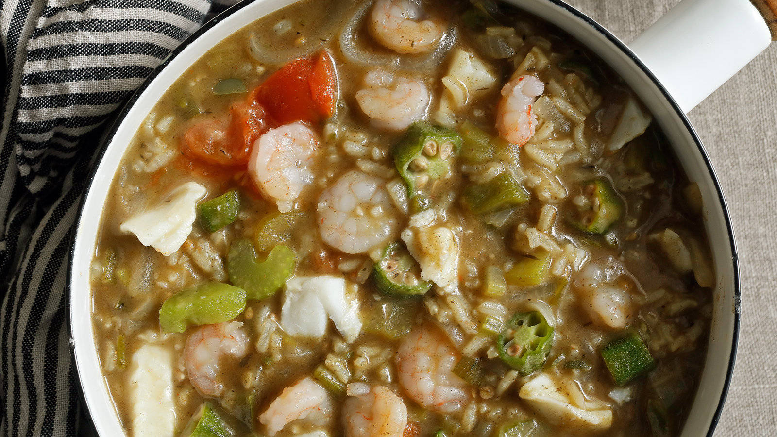 shrimp 桌布 壁紙 — 一鍋冒煙的蝦仁秋葵濃湯，配白飯和番茄，盛在白色琺瑯鍋中。