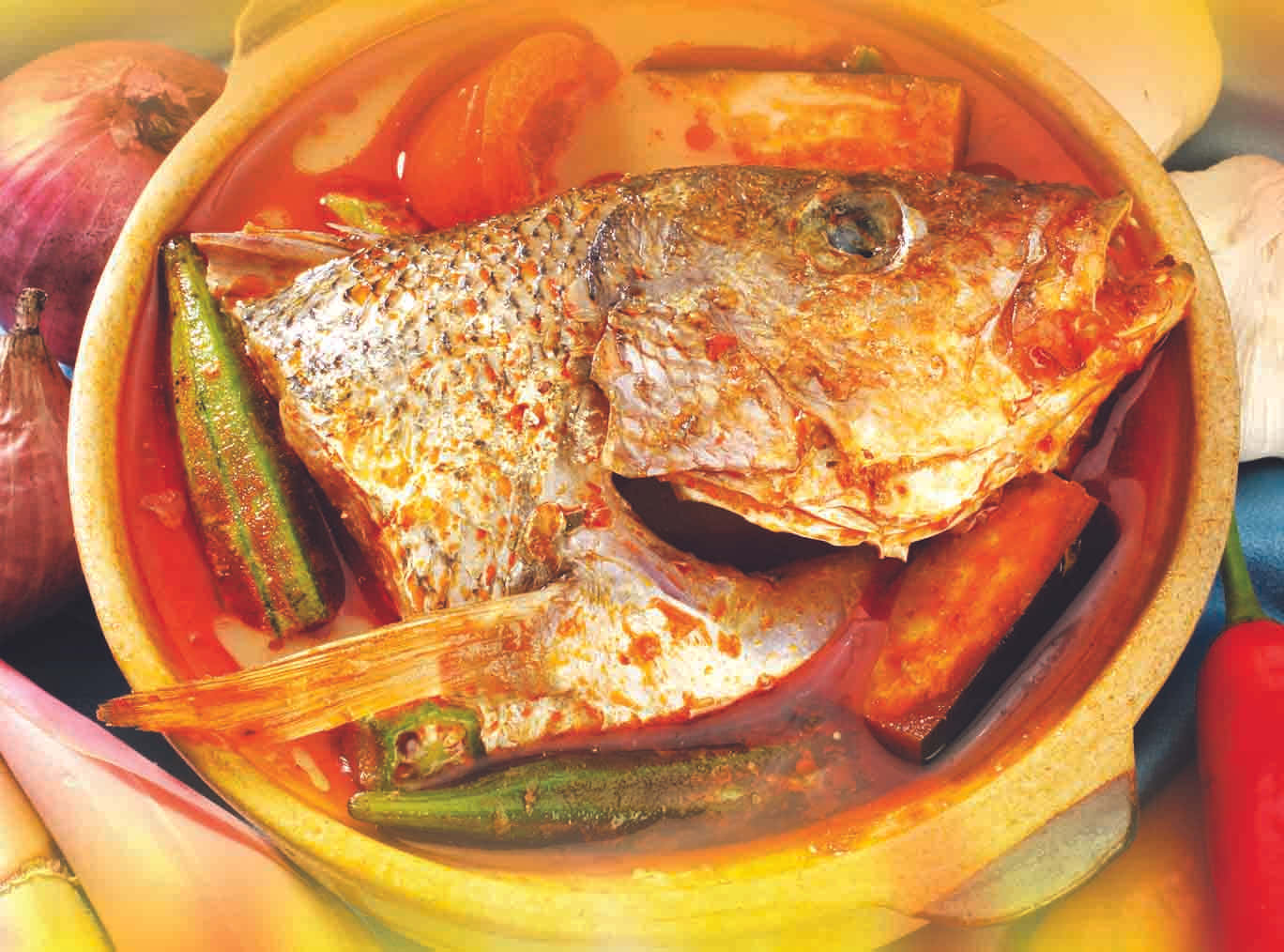 Food Photography 桌布 壁紙 — 一鍋用鄉村陶鍋盛載的辣魚咖哩，配有秋葵、番茄和洋蔥，熱氣騰騰。