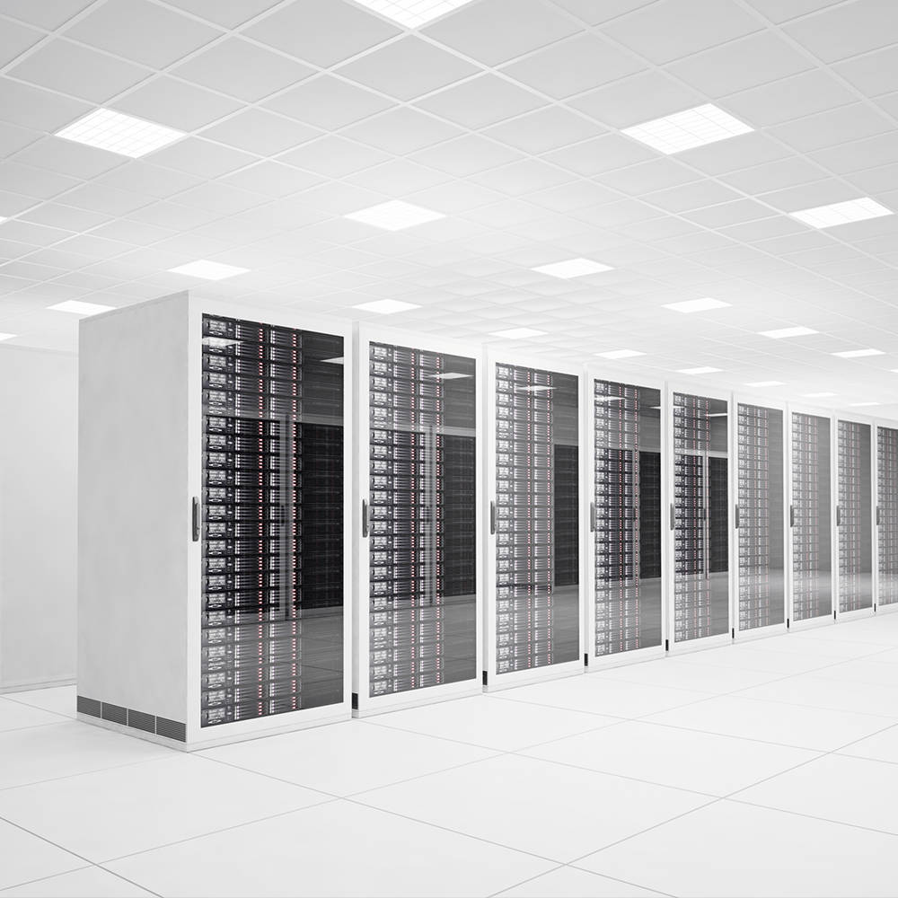 data 桌布 壁紙 — 一長排白色伺服器機架，裝滿閃爍的燈光，位於明亮無菌的數據中心。