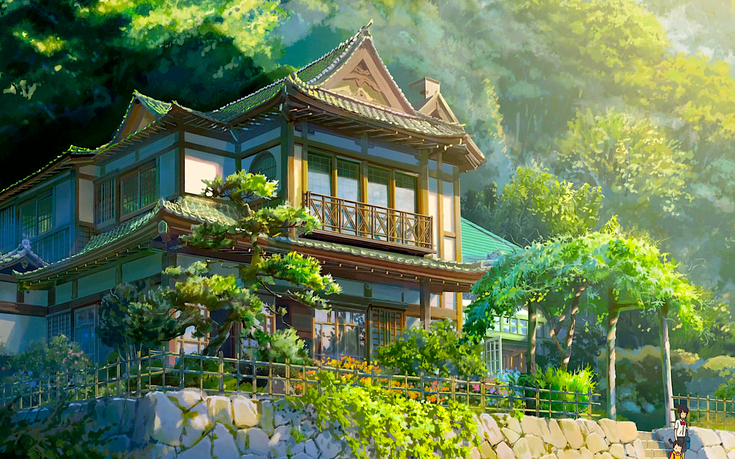 你的名字 桌布 壁紙 — 一間傳統日本房屋，擁有綠色瓦片屋頂，坐落在沐浴在金色陽光下的茂密森林中。