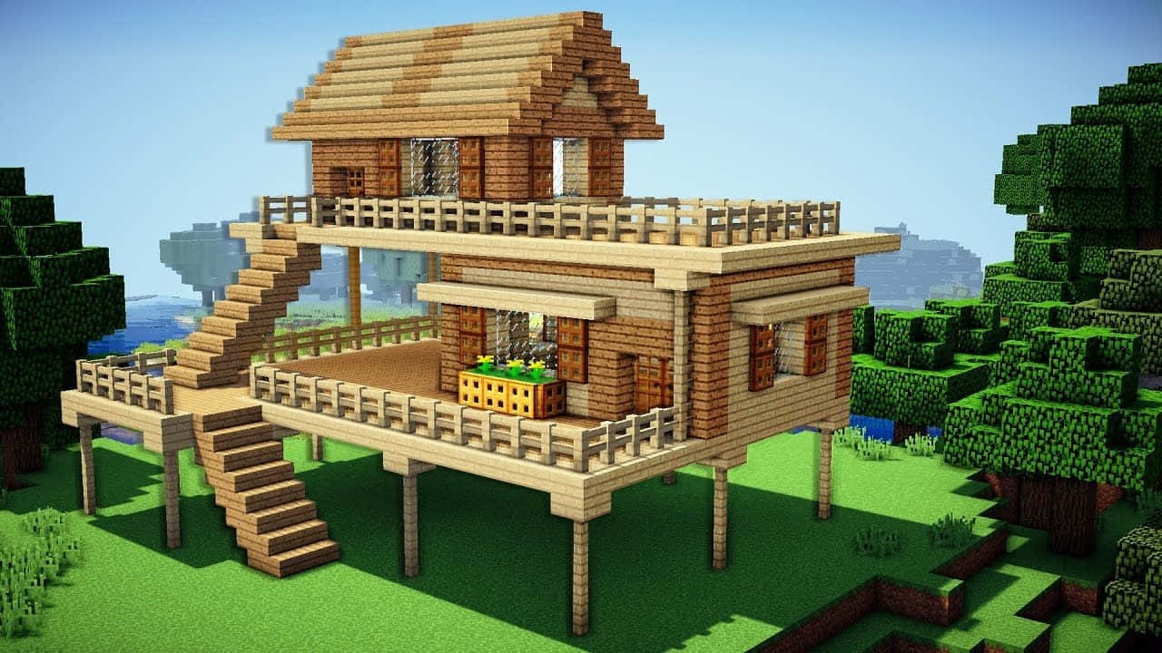 Minecraft Houses 桌布 壁紙 — 一間像素風格的木製樹屋，帶有陽台和樓梯，矗立在方塊狀的Minecraft森林中，背景是清澈的藍天。