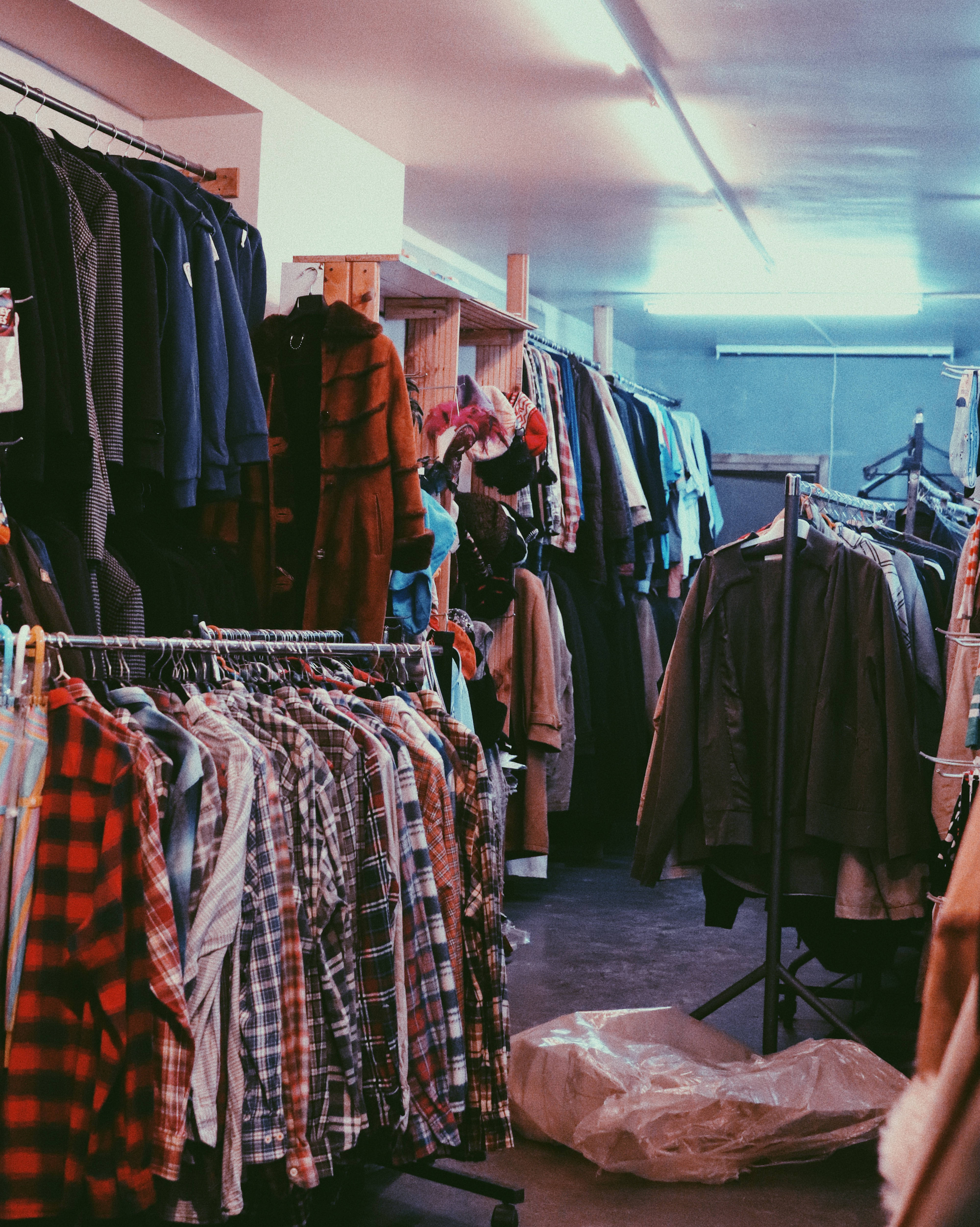 90年代 桌布 壁紙 — 一間充滿格紋襯衫和大衣的復古服裝店，在螢光燈下。