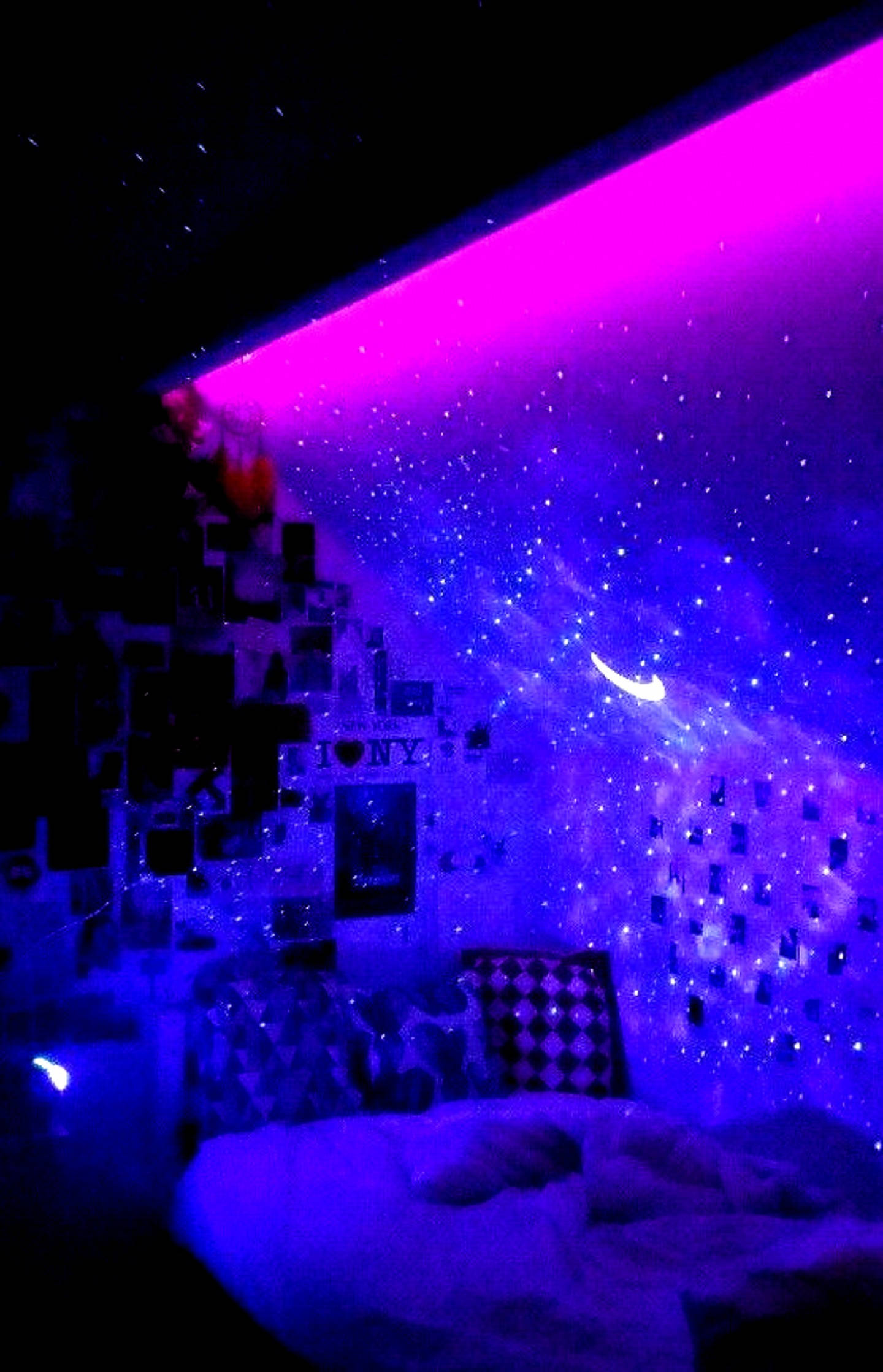 LED 桌布 壁紙 — 一間充滿活力紫色和藍色光線的臥室，天花板和牆壁上投射著星空銀河。