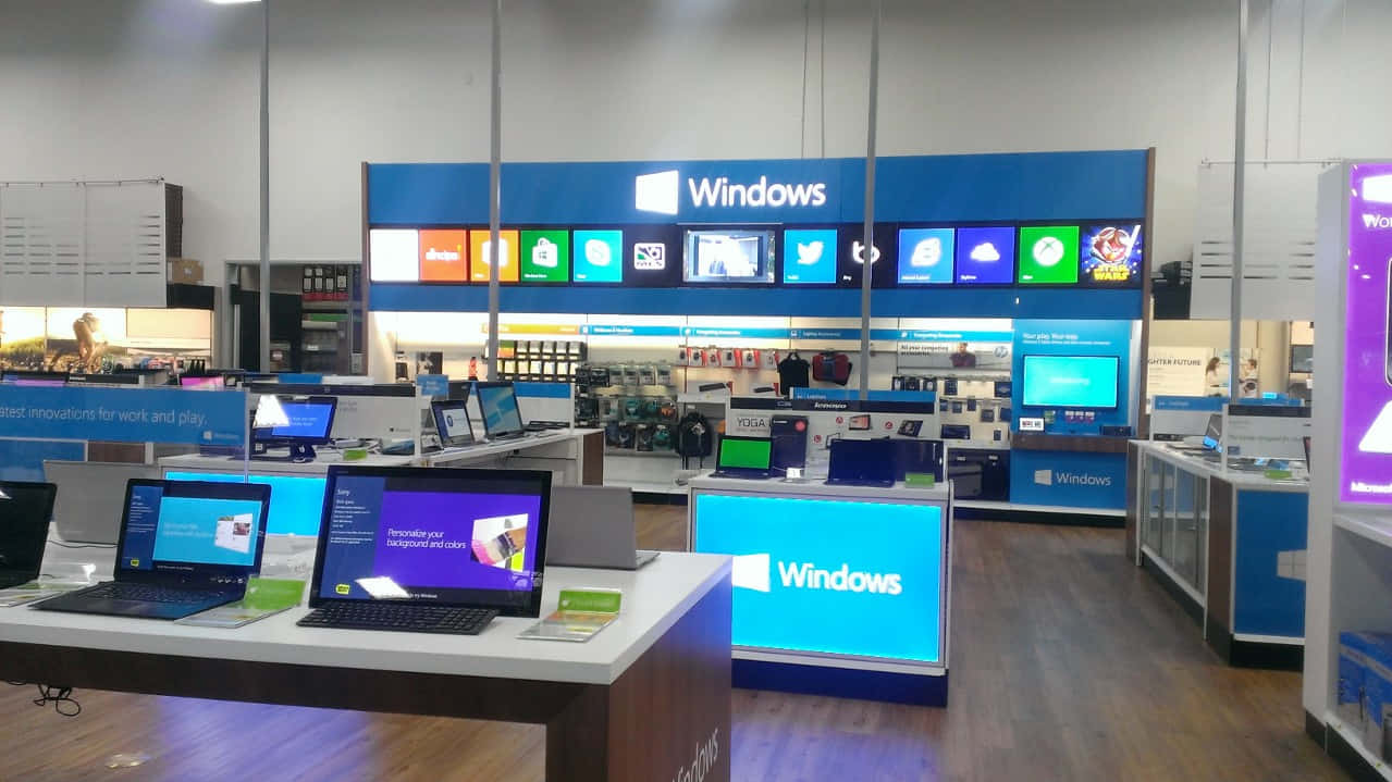 Windows品牌電子產品店，展示筆記型電腦和數位顯示器。 — Microsoft 壁紙