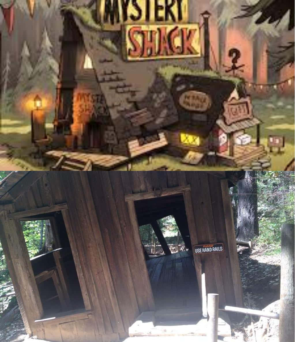神秘小鎮大冒險 桌布 壁紙 — 一間卡通風格的木造棚屋，標示著「MYSTERY SHACK」，窗戶發光，旁邊是森林裡一間真正的 rustic 木屋。