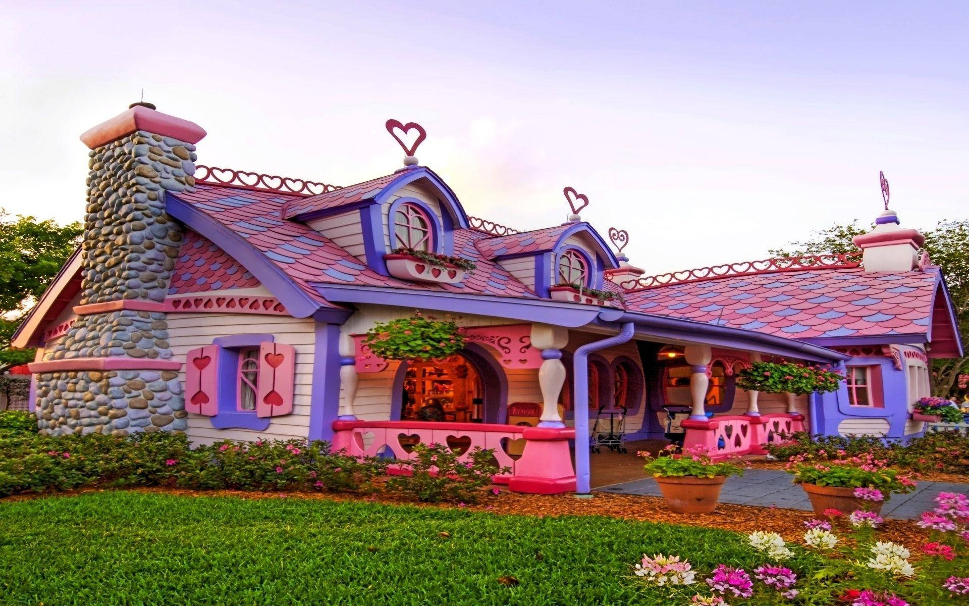 Home Sweet Home 桌布 壁紙 — 一間夢幻的粉紅與紫色小屋，飾有心形圖案和鮮豔花朵，在柔和的暮色天空下。