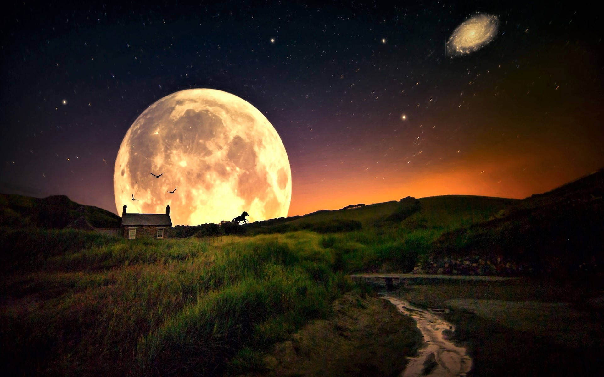 月夜星空 桌布 壁紙 — 一間孤獨的小屋坐落於巨大的發光月亮之下，鳥兒飛過，河流蜿蜒穿過草地丘陵，星空下可見遙遠的星系。