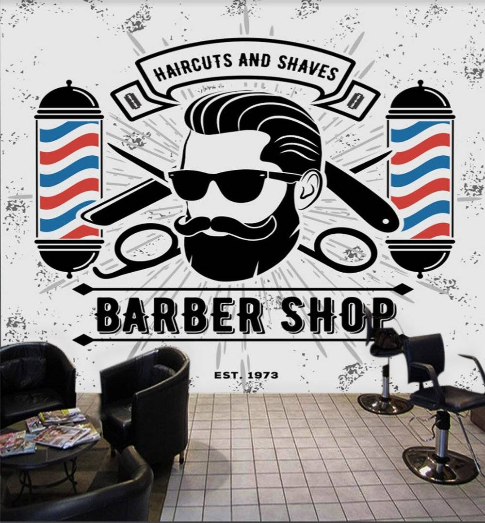 Barber 桌布 壁紙 — 一間復古理髮店內部，牆上有一幅大膽的壁畫，畫著一位留鬍子的男人，兩側是紅藍條紋的理髮柱和理髮工具。