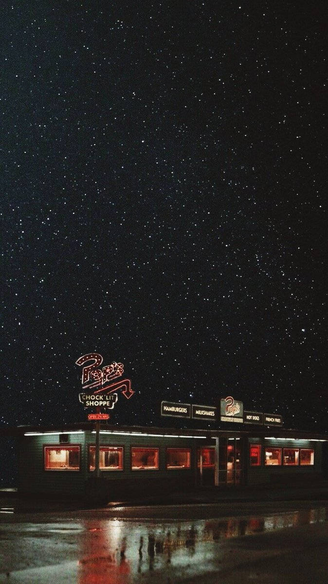 Stars 桌布 壁紙 — 一間復古餐廳在星空下閃耀，濕漉漉的路面反射著溫暖的霓虹燈光。