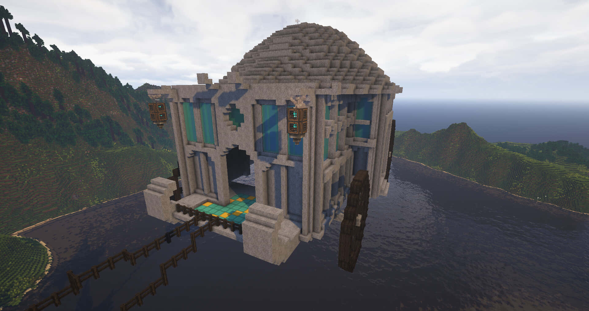 The Hogwarts Carriage 桌布 壁紙 — 一間方塊狀的Minecraft房屋，帶有藍色玻璃窗，漂浮在水面上，周圍是綠色的山丘，天空多雲。