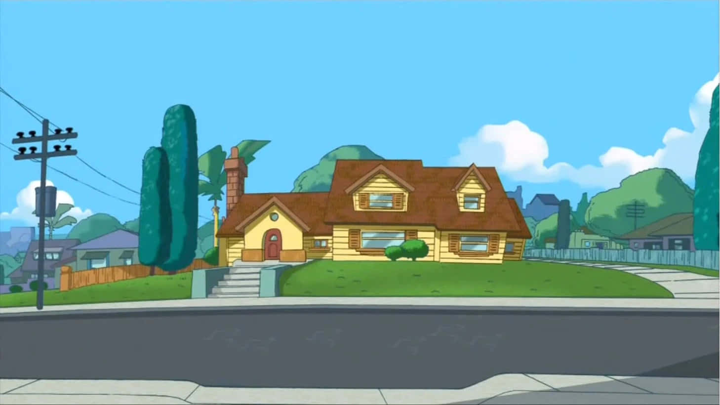 Phineas And Ferb 桌布 壁紙 — 一間歡快的黃色郊區房屋，棕色屋頂，坐落在綠色草坪上，上方是明亮的藍天和蓬鬆的白雲。